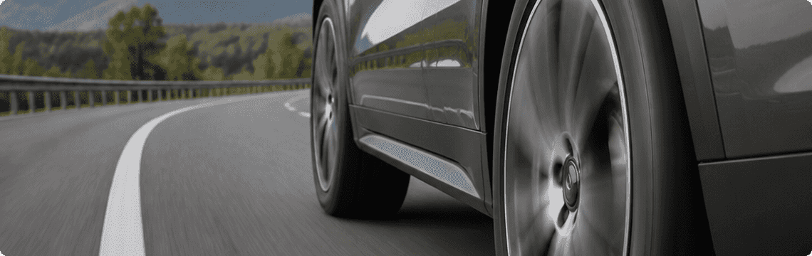 Mecanismo del sistema de dirección de un coche con componentes de suspensión y dirección